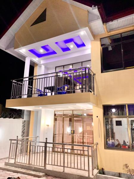 Magnifique villa en vente dans la commune de limete residencielle 7e rue non loin du petit boulevard Lumumba dimension 9m24m  prix  450 000 a discuter dtails a lintrieur avec