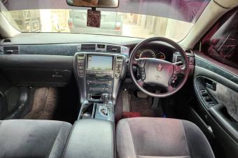 Toyota crown  couleur dorigine partout climatisation impeccable bote et moteur impeccable  prix 6000 localisation  matonge