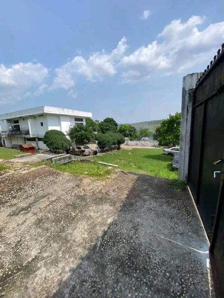 CONCESSION A VENDRE DANS LA COMMUNE DE LEMBARIGHINI. REF  GLISE BARUTI TABERNACLE SUR MACADAM BIANGALA A 650.000. 