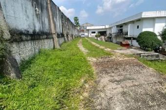 CONCESSION A VENDRE DANS LA COMMUNE DE LEMBARIGHINI. REF  GLISE BARUTI TABERNACLE SUR MACADAM BIANGALA A 650.000. 
