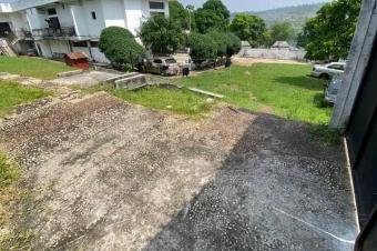 CONCESSION A VENDRE DANS LA COMMUNE DE LEMBARIGHINI. REF  GLISE BARUTI TABERNACLE SUR MACADAM BIANGALA A 650.000. 