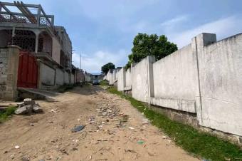 CONCESSION A VENDRE DANS LA COMMUNE DE LEMBARIGHINI. REF  GLISE BARUTI TABERNACLE SUR MACADAM BIANGALA A 650.000. 