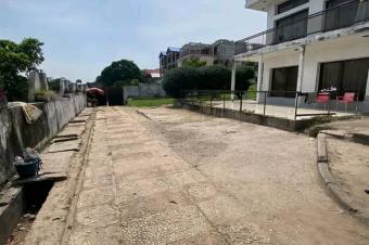 CONCESSION A VENDRE DANS LA COMMUNE DE LEMBARIGHINI. REF  GLISE BARUTI TABERNACLE SUR MACADAM BIANGALA A 650.000. 