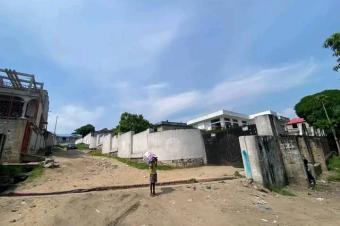 CONCESSION A VENDRE DANS LA COMMUNE DE LEMBARIGHINI. REF  GLISE BARUTI TABERNACLE SUR MACADAM BIANGALA A 650.000. 