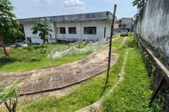 CONCESSION A VENDRE DANS LA COMMUNE DE LEMBARIGHINI. REF  GLISE BARUTI TABERNACLE SUR MACADAM BIANGALA A 650.000. 