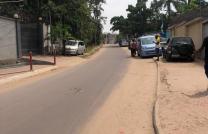 Belle opportunité à saisir à Macampagne  Vente d'une grande parcelle avec une maison  de R+1 Réf : Allé Verte +243815858019 Dimension : 29m/55m Prix : 900.000$ Morcellement possibl mediacongo