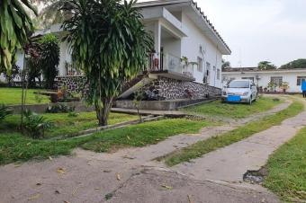 GS13IMMO SARL vous offre la vente de cette  villa  QMacampagne CNgaliema. Un trs bel emplacement. Dimension 32 X46M. Prix1.890.000  discuter.  vous la parole 