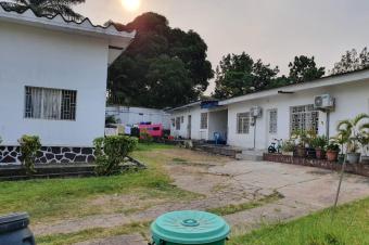 GS13IMMO SARL vous offre la vente de cette  villa  QMacampagne CNgaliema. Un trs bel emplacement. Dimension 32 X46M. Prix1.890.000  discuter.  vous la parole 