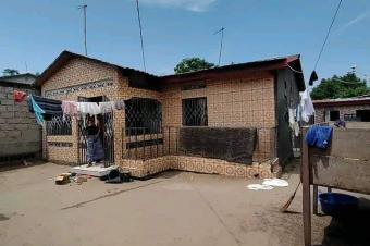 Vente parcelle avec une grande maison  nsele 