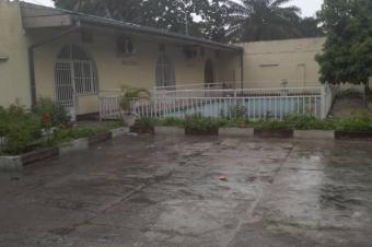 Villa  vendre  Gombe 4500000 dollars  discuter contenant une maison de 4 ch plusieurs pices parking piscine 