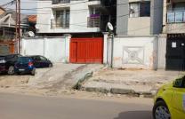 Belle opportunité à saisir à Lingwala Q/ Beau vent sur macadam Kabinda Vente d'un Immeuble de 3 Niveaux sur macadam Dimension : 12m/25m avec 8 Appartements Revenu mensuel : 8.000$ mediacongo