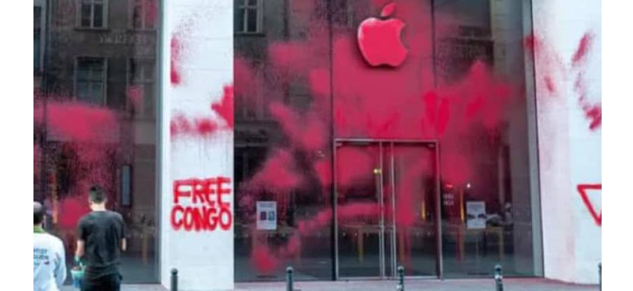 Infos congo - Actualités Congo - mediacongo Minerais de Sang : l’Apple Store situé sur la Rosenthaler Strasse à Berlin, en Allemagne,  a été aspergé de peinture rouge par des activistes de FridaysForFuture (FFF) qui criaient « Free Congo » pour dénoncer "l'exploitation abusive de la RDC par les gra