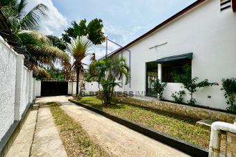LOCATION DUNE BELLE VILLA QUI DISTRIBUE 3 CHAMBRES 