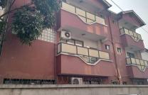 Vaste parcelle à vendre avec des appartements habitables dans la commune de la Gombe, Quartier:gare, non loin de l'école INA à 1.500.000$ négociable mediacongo