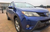 Toyota New Rav 2015 Non hybrid  Couleur d'origine partout  Climatisation impeccable  Moteur essence  Boite automatique 4 cylindre  Kilométrage faible  Intérieur cuir très propres   mediacongo