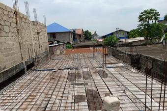 Belle opportunit  saisir  Mbudi Terminus Vente dune parcelle avec deux maisons Deuxime parcelle de la route principale avec une fondation de trois niveaux o R3  24381585801