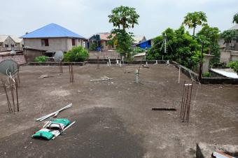 Belle opportunit  saisir  Mbudi Terminus Vente dune parcelle avec deux maisons Deuxime parcelle de la route principale avec une fondation de trois niveaux o R3  24381585801