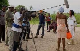 Savezvous comment travaille gnralement un bon metteur en scne de cinma  Il filme dabord la scne finale lapothose du film puis il revient en arrire pour filmer les autr