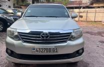 Fortuner 2015 authentique essence automatique 4cylinder kilométrage 27000 caméra de recul intérieur cuire Prix 23000 à discuter mediacongo