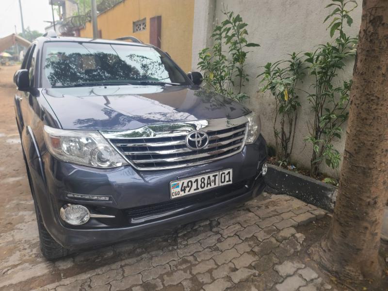 Urgent Besoin Dargent  Authentique 2015 Trs propre  Automatique  4 cylindres  Localisation Limet  17.000 comme dernier prix on fait le papier