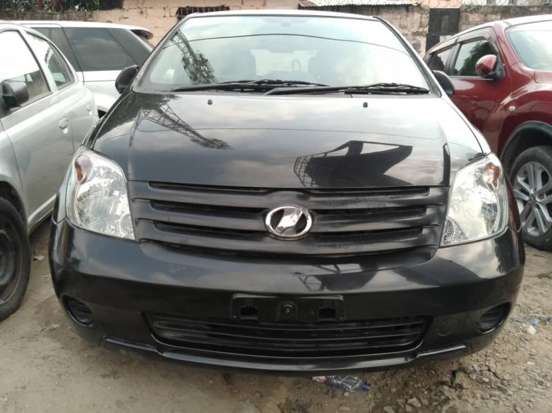 Toyota IST couleur dorigine sans plaque climatisation impeccable tout ok prix 5800