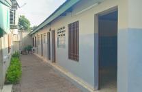 GS13-IMMO SARL; met à votre disposition, la location de cette villa, avec une maison de R+1, C/Gombe. Réf: En diagonal de l’ambassade de Gabon. Loyer: 6.000$. Garantie: 4+1. À vous mediacongo