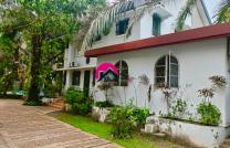 Location d’une grande villa des 3 vastes CHS, 2 salles d’eau + wc visiteurs, annexe, piscine, groupe électrogène, et. Située à Gombe, réf: Ambassade mediacongo