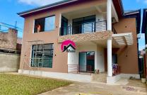 Location d’une belle villa à couper le souffle des 3CHS autonomes + wc visiteurs, bureau, 2 séjours, cuisine meublée + magasin, etc. Située aux alentours de Mont-Ngaliema et TASOK mediacongo