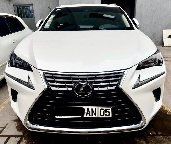 Toyota Lexus automatique essence 4 cylindre Couleur blanche dorigine Volant normal plaque AN05 le prix 30.000  discuter lgrement localisation ville 
