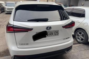 Toyota Lexus automatique essence 4 cylindre Couleur blanche dorigine Volant normal plaque AN05 le prix 30.000  discuter lgrement localisation ville 