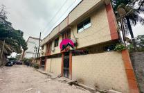 Vente d’une parcelle de 17.5m sur 8m, idéale pour tous projets immobiliers et dotée d’un bâtiment duplex des 3CHS, 2 séjours , etc. À Gombe, aux alentours du terrain de Golf mediacongo