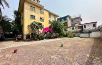 Vente d’un immeuble de RC+3 avec ~800m² surface habitable ayant 4 apparts identiques des 3CHS, sur un terrain de ~960.9m² à Gombe, dans un coin stratégique près du Blvrd 30 juin mediacongo