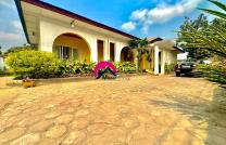 Vente d’une belle villa reposante de 35m sur 25m dotée d’une grande maison basse des 8CHS, 2 séjours spacieux, etc. Située à Ngaliema, Mimosas aux alentours de Saint Damien mediacongo