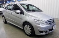 Mercedes volant droit  Boite automatique essence 4-cylinder  Sans plaque couleur d'origine  Climatisation impeccable  Prix : 9500$ à discuter mediacongo