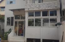 Parcelle de 18msur20 à vendre à météo 300000 dollars à discuter légèrement contenant une maison de R+1 de 3 ch double salon cuisine mediacongo