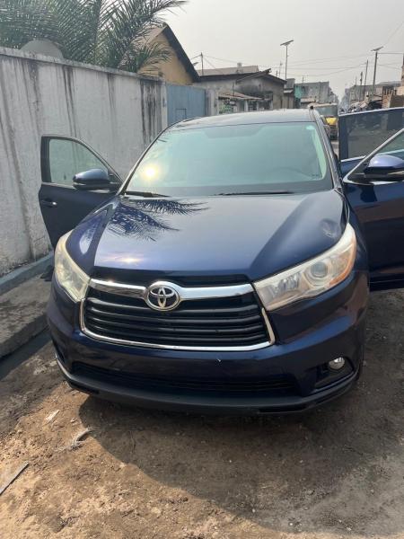 Toyota Highlander automatique essence Kilomtrege 36.000 km Sans plaque anne de fabrication 2015 Couleur bleu dorigine le prix 26.000 a discut localisation ngiringiri Bonne cha