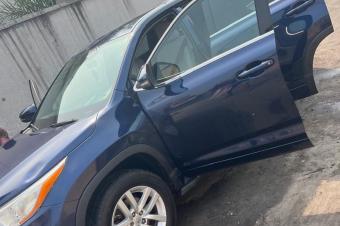 Toyota Highlander automatique essence Kilomtrege 36.000 km Sans plaque anne de fabrication 2015 Couleur bleu dorigine le prix 26.000 a discut localisation ngiringiri Bonne cha