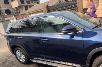 Toyota Highlander automatique essence Kilomtrege 36.000 km Sans plaque anne de fabrication 2015 Couleur bleu dorigine le prix 26.000 a discut localisation ngiringiri Bonne cha