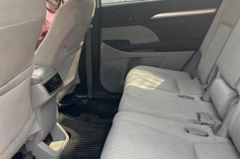 Toyota Highlander automatique essence Kilomtrege 36.000 km Sans plaque anne de fabrication 2015 Couleur bleu dorigine le prix 26.000 a discut localisation ngiringiri Bonne cha