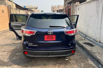 Toyota Highlander automatique essence Kilomtrege 36.000 km Sans plaque anne de fabrication 2015 Couleur bleu dorigine le prix 26.000 a discut localisation ngiringiri Bonne cha