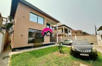 Location d’une belle villa des 4CHS, 4 salles d’eau, jardin, guérite, etc. Située aux alentours de l’École américaine TASOK et Mont-Ngaliema, Cité de l’OUA mediacongo