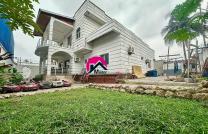 Vente d’une belle villa de 30m sur 25m dotée d’un bâtiment de RC+1 modifié en 2 apparts des 3CHS et 4CHS, jardin, parking, etc. Située aux alentours de l’École JEWELS mediacongo