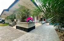 Vente d’une villa ~1.100m² dotée d’une grande maison basse à rénover ou démolir selon le projet, avec 4CHS, piscine, paillote, guérite, parking très spacieux, etc. Située à Gombe mediacongo