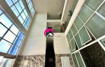 Location d’un espace bureau déjà cloisonné de 1.100m² avec: 7 bureaux fermés, 4 grandes salles, 1 open Space très spacieux, 2 blocs sanitaires, parking ~12 places à Limeté Kingabwa mediacongo