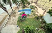 Location d’une belle villa à usage bureau ou habitation dotée d’un magnifique bâtiment de RC+1 avec 4CHS + annexe d’une CH. Gombe près du Shopping Mall mediacongo