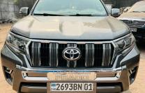 Toyota Prado Moteur V6 essence 3 banquettes 6 cylindre Couleur d'origine Climatisation impeccable Année de fabrication 2022 Prix : 30000$ à discuter légèrement mediacongo