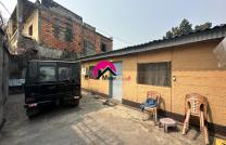 Vente d’une belle parcelle de 10m sur 22m avec maison basse d’époque des 2CHS + studio à Kalamu, aux alentours Stade Tata Raphaël, emplacement très accessible mediacongo