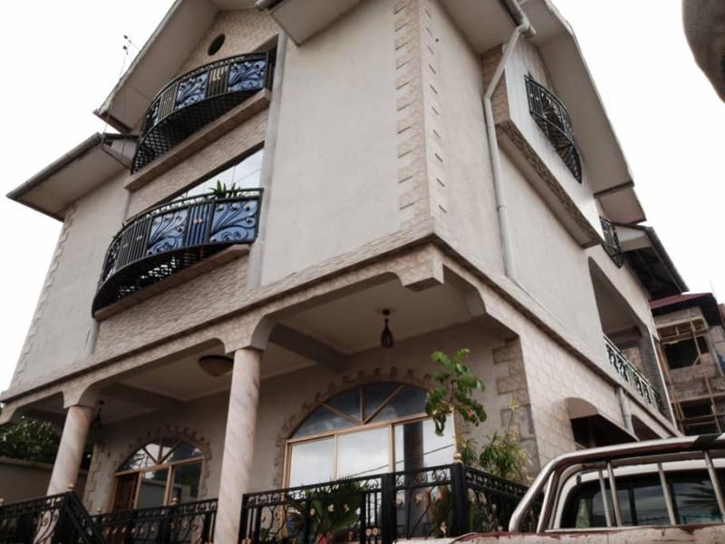 MAGNIFIQUE PARCELLE  VENDRE DANS LA COMMUNE DE NGALIEMA 