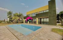 Louez cette belle villa avec vue du Fleuve ayant 4CHS autonomes, 2 séjours, piscine, parking spacieux, etc. Située à Limeté Kingabwa. Le prix est discutable, hâtez-vous! mediacongo