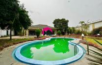 Location d’une villa reposante des 3CHS, 3 salles d’eau + annexe: CH, SL + sanitaire, piscine, jardin, parking, située aux alentours de UTEX et Socimat mediacongo